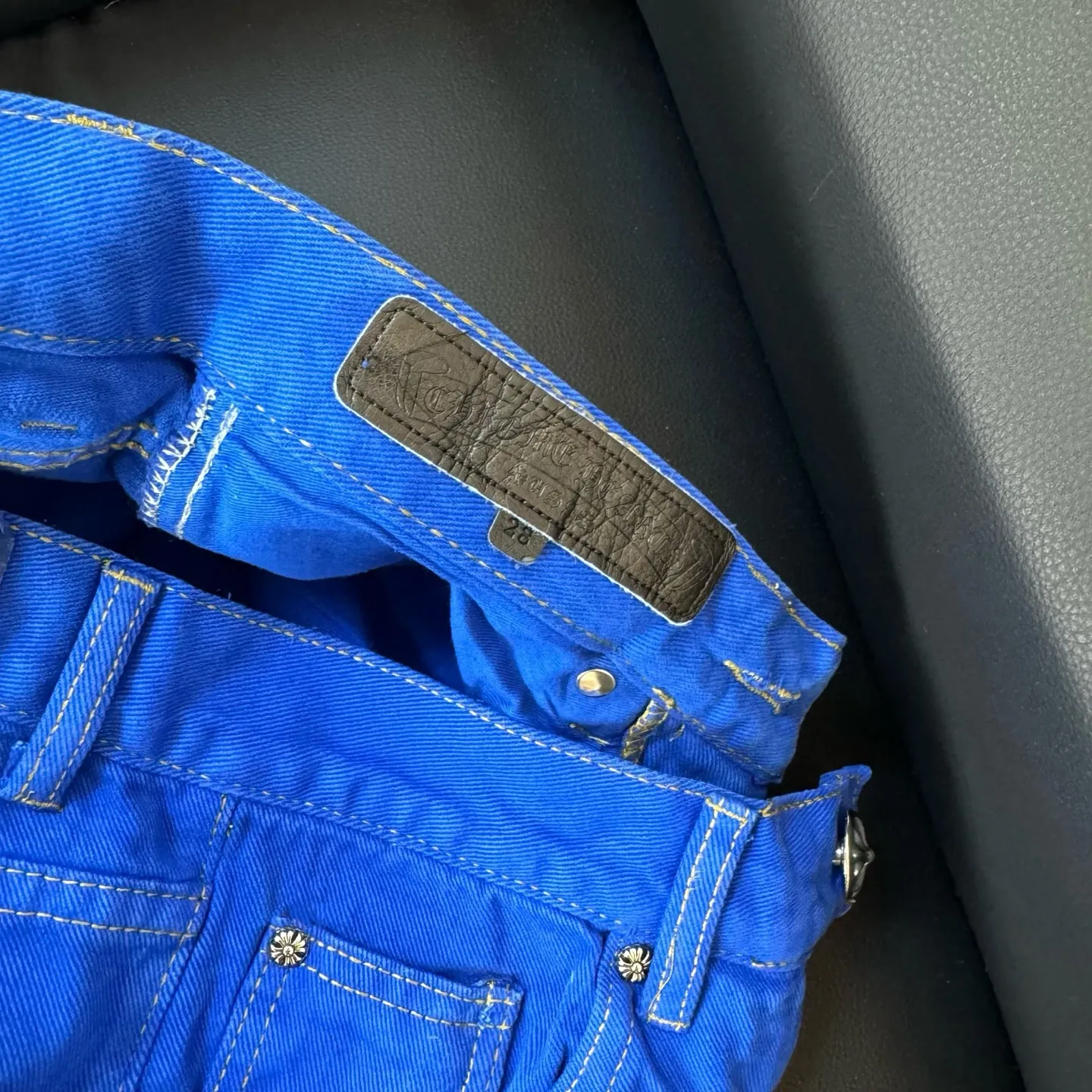 P300 style number: D254 Chrome Hearts CH Chrome Hearts, the same jeans worn by Fan Bingbing’s brother Fan Chengcheng, exudes unruly personality and unique charm. Every wear and tear is carefully designed to present a unique artistic feel. Made of imported denim fabric, which has undergone heavy industrial washing and destruction treatment, the trousers show a super cool effect on the upper body, allowing you to dominate the fashion stage.  This is more than just a pair of jeans, it is an expression of attitude. With its unique design concept and ultimate pursuit of details, Croxin breaks traditional boundaries and defines the jeans trend in the new era. The trousers are made of double-layer woven fabric and matched with customized hardware, showing an incomparably beautiful and unique style, making every wearer the focus of fashion. Imported denim fabric, super heavy-duty washed and damaged, the upper body is super cool! Customized hardware, incomparably good-looking style. The production process is difficult. It has a high-street feel. Color: dark blue Size: S M L